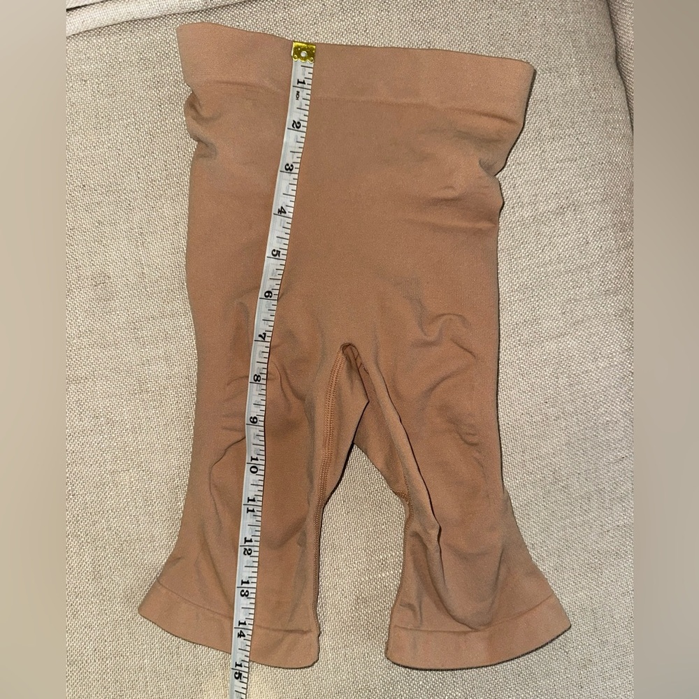 NWOT Skims Nude High-Waisted sculpt shorts